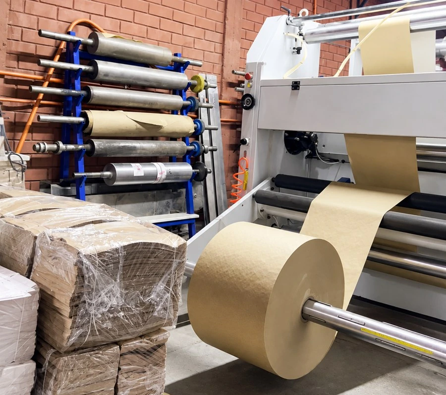 Bobina de papel junto a maquinaria de La Cambuchería